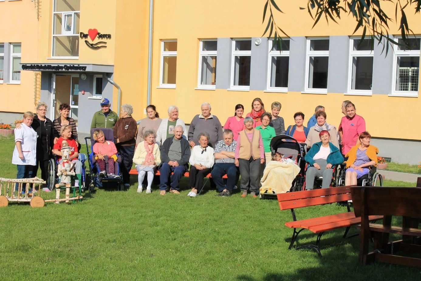 Nasi podopieczni wraz z pracownikami przed budynkiem Ośrodka Rehabilitacyjno-Opiekuńczego „Dar Serca” w Czerninie.