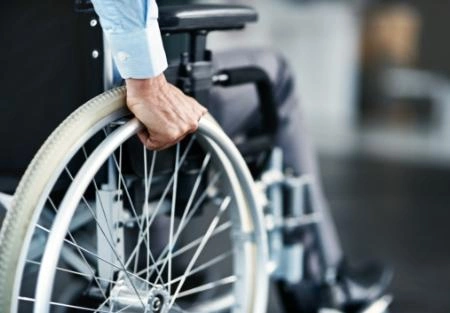 mężczyzna na wózku inwalidzkim
