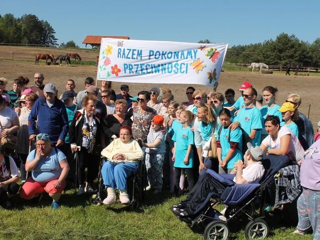 wolontariusze i pacjenci z polski