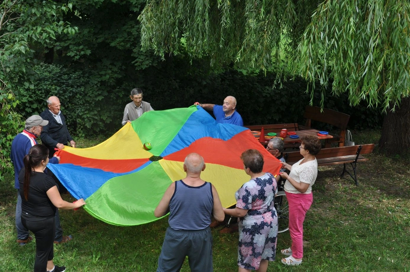 Zajęcia terapeutyczne w ogrodzie w ramach Dziennego Ośrodka Wsparcia.