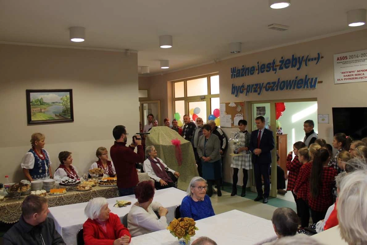 burmistrz miasta i gminy Sztum podczas wizyty w ośrodku z okazji dnia seniora