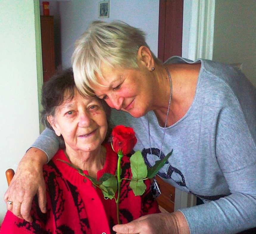 pielęgniarka wręczająca kwiaty swojej podopiecznej z okazji światowego dnia chorego