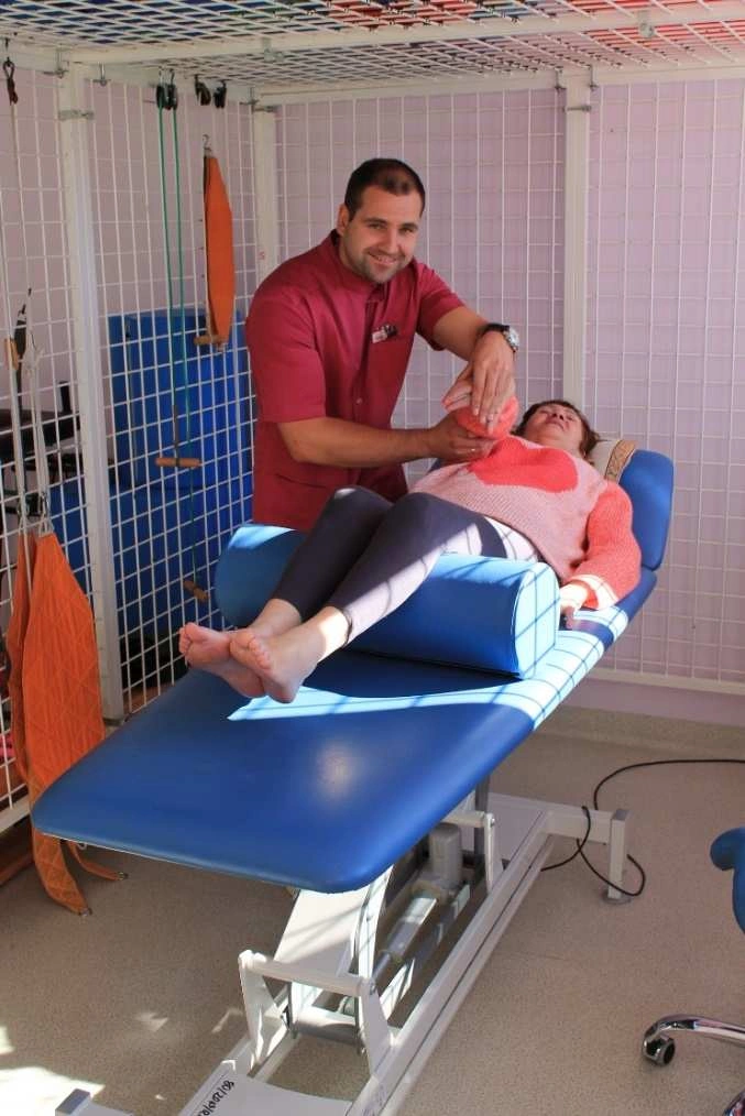 masaż w wykonywany przez jednego z rehabilitantów