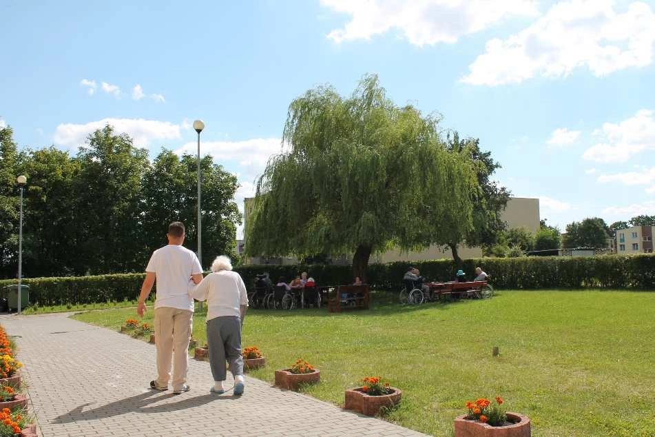 pracownik ośrodka na spacerze z podopieczną