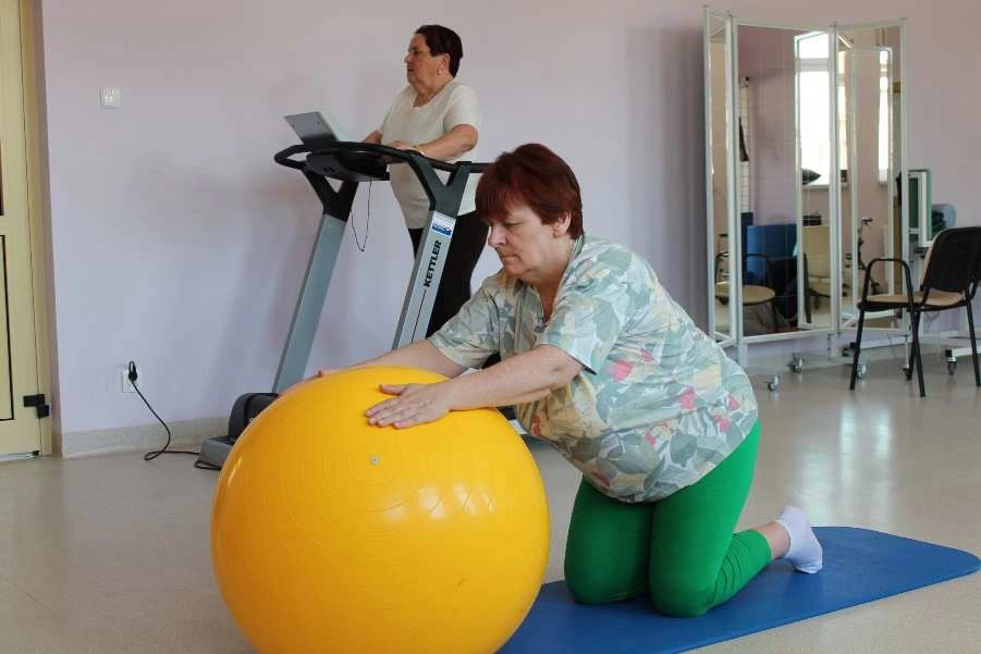 pacjentka podczas ćwiczeń rehabilitacyjnych z wykorzystaniem piłki