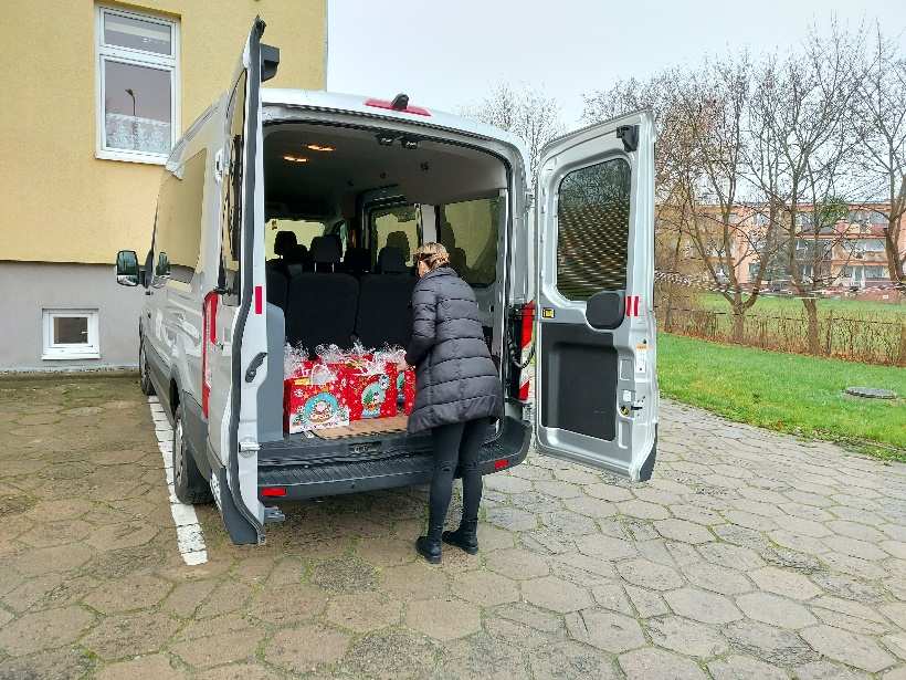 van pełen prezentów i upominków dla podopiecznych