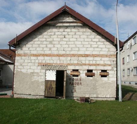 Stan budynku od strony wejścia w dniu przekazania Stowarzyszeniu - wrzesień 2002 r.